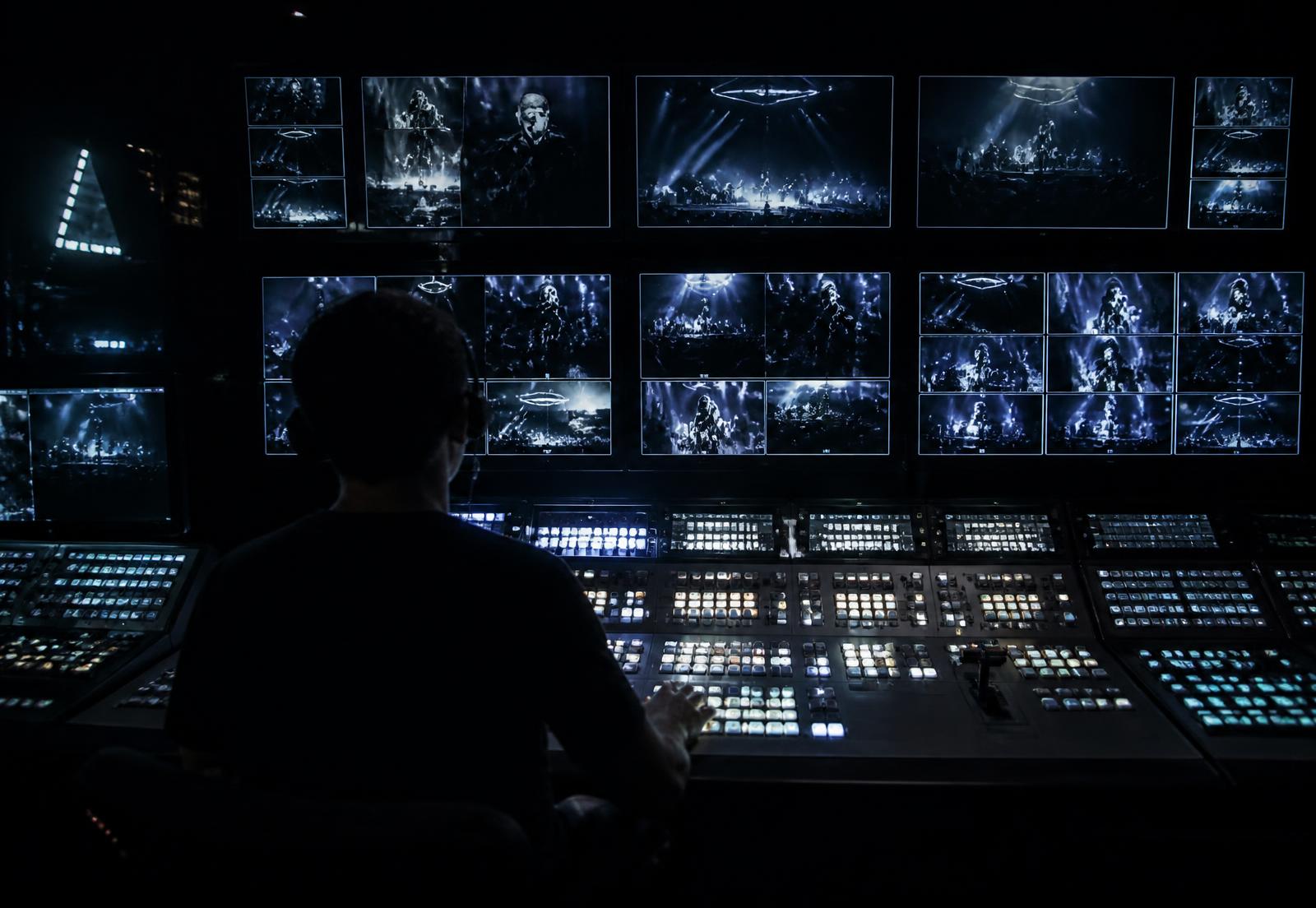 Operador de switcher em uma sala de controle de transmissão ao vivo